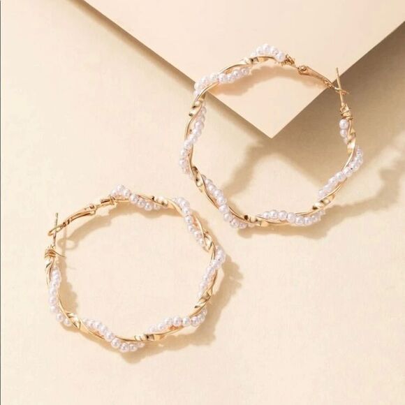 5/$25  FAUX TWISTED PEARL EARRINGS - Picture 1 of 4